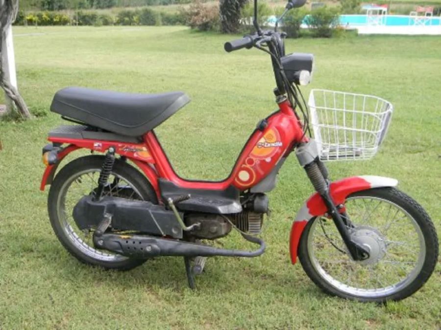 Un ciclomotor Zanella 50 rojo sobre el césped