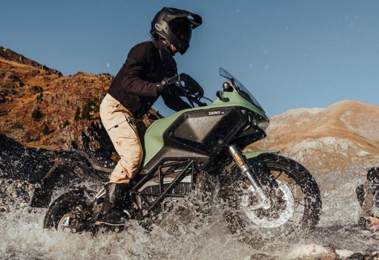 Una moto Zero DS verde 2026 atraviesa un curso de agua