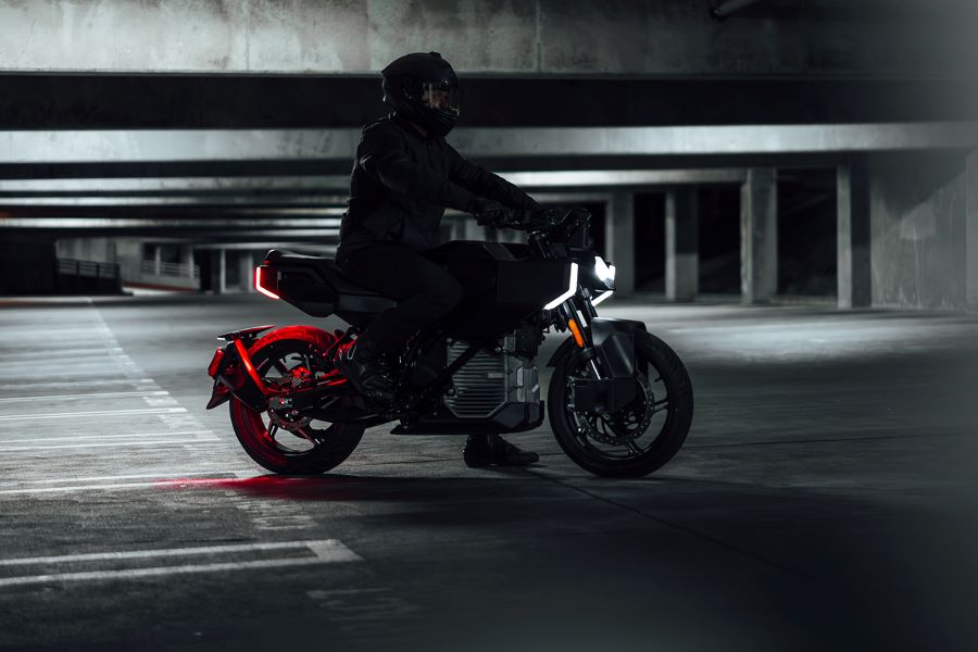 Zero Lompico concept, el futuro eléctrico según la marca Una foto en la oscuridad donde se observa la silueta del prototipo Zero Lompico concept