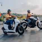 Un usuario en un scooter Zero LS1 blanco transita en la ciudad acompañado por una moto naked de la misma marca