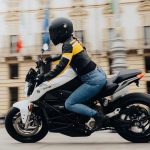 Una mujer sobre ua moto eléctrica Zero S