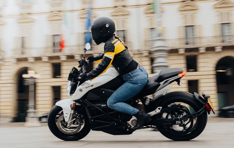Una mujer sobre ua moto eléctrica Zero S