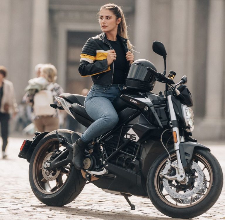Una mujer sin casco sobre una moto Zero SR-F negra