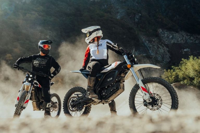 Dos jovencitos se divierten con sus motos Zero XLine 2026