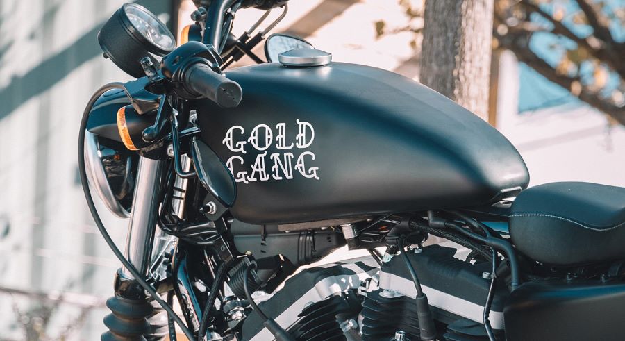 Un tanque de moto personalizado con una pegatina