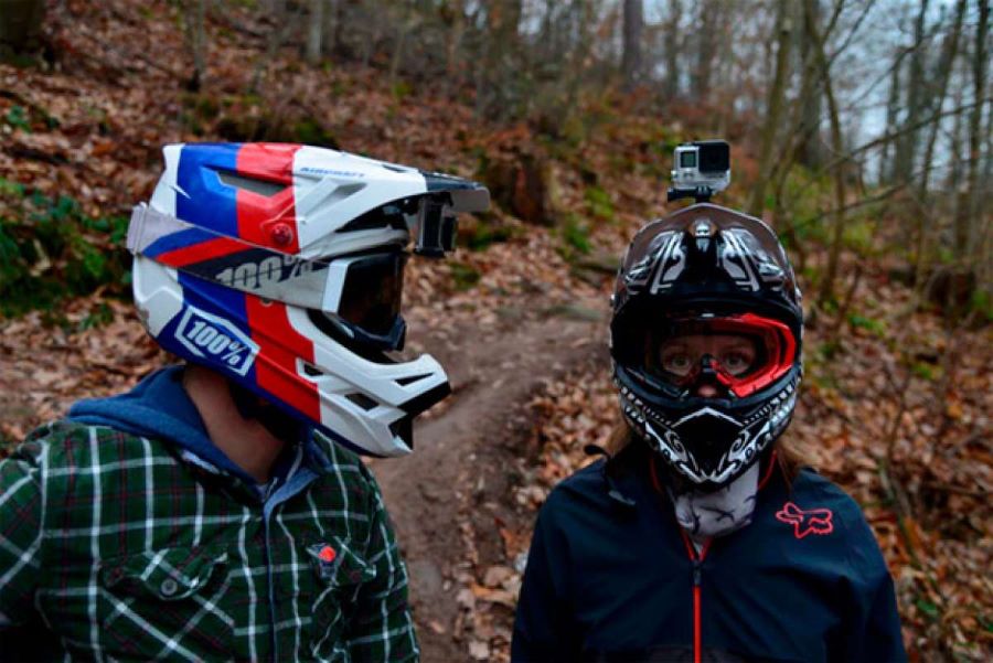 Dos motociclista calzados de sendos cascos integrales con cámara de acción