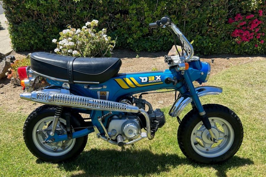 Una Honda Dax 70 azul metalizado