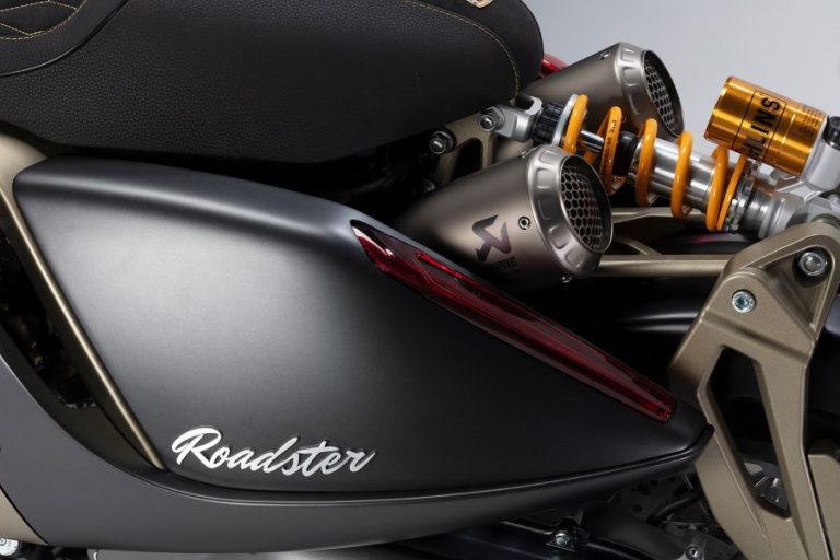 Salidas de escape y amortiguador trasero de un scooter Italjet Roadster 400