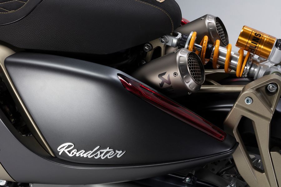 Salidas de escape y amortiguador trasero de un scooter Italjet Roadster 400