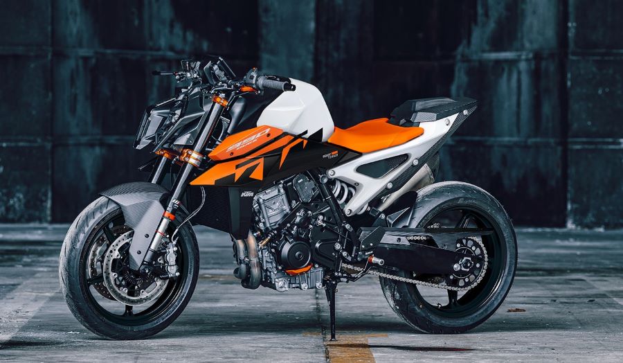KTM 990 Duke 2026: estrategia firme para un modelo clave una KTM 990 Duke 2026 con colores blanco, naranja y negro
