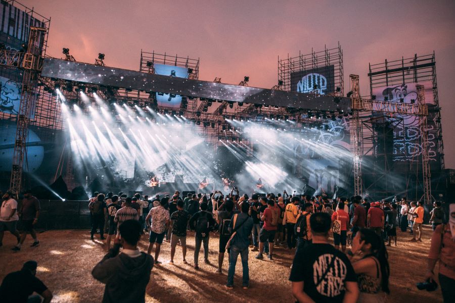 El escenario principal de Moverse, en Goa, India, desprende luces desde la parte superior dirigidas a la gente que asiste al espectáculo musical 