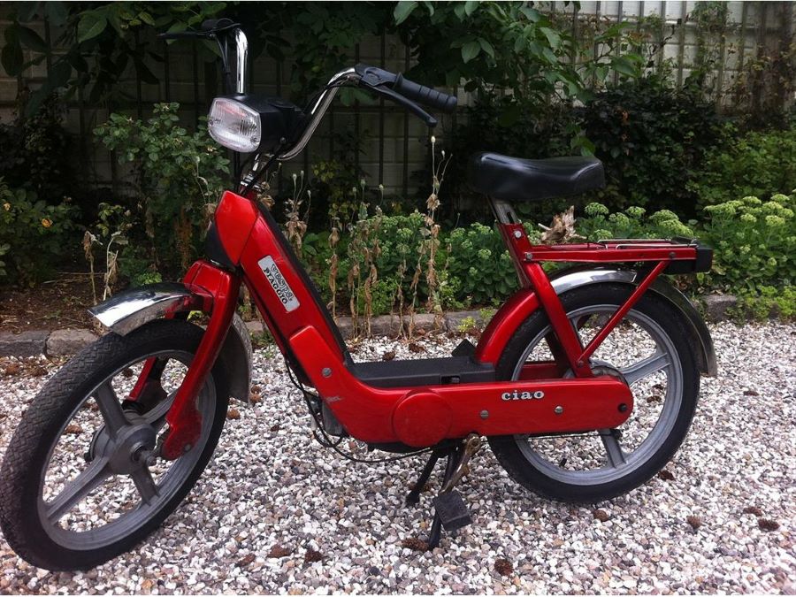 Un ciclomotort Piaggio Ciao Rojo