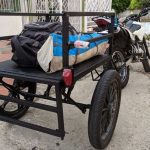 Vista traser de una remolque de moto casero con bultos cargados