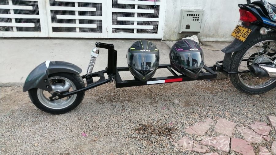 Un remolque casero para moto transporta dos cascos