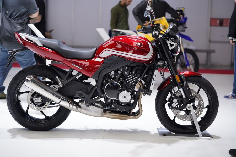 Lateral derecho de una ZXMoto 500F roja en el stand de Eicma 2025