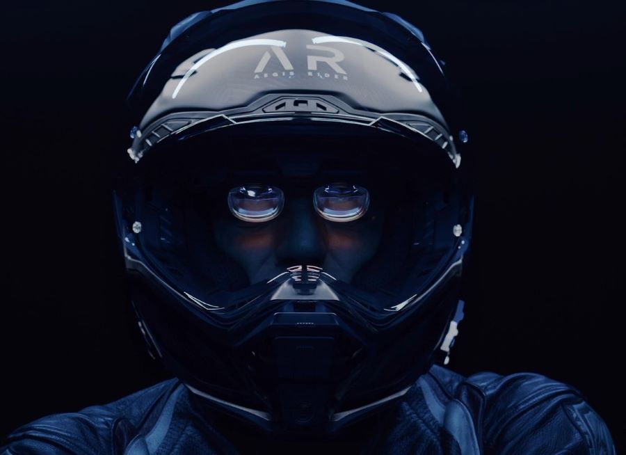 Un piloto muestra su casco Aegis Rider Vision , en el que sobresalen detalles tecnológicos en la parte de los ojos