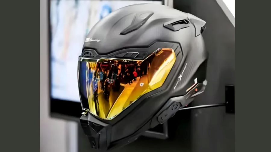 Un casco Aegis Rider Vision colgado de un estantes durante el EICMA 2025