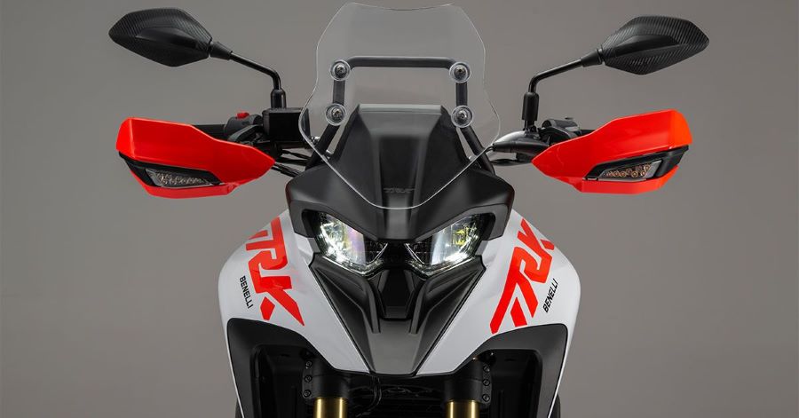 Frontal de una moto TRK 602X