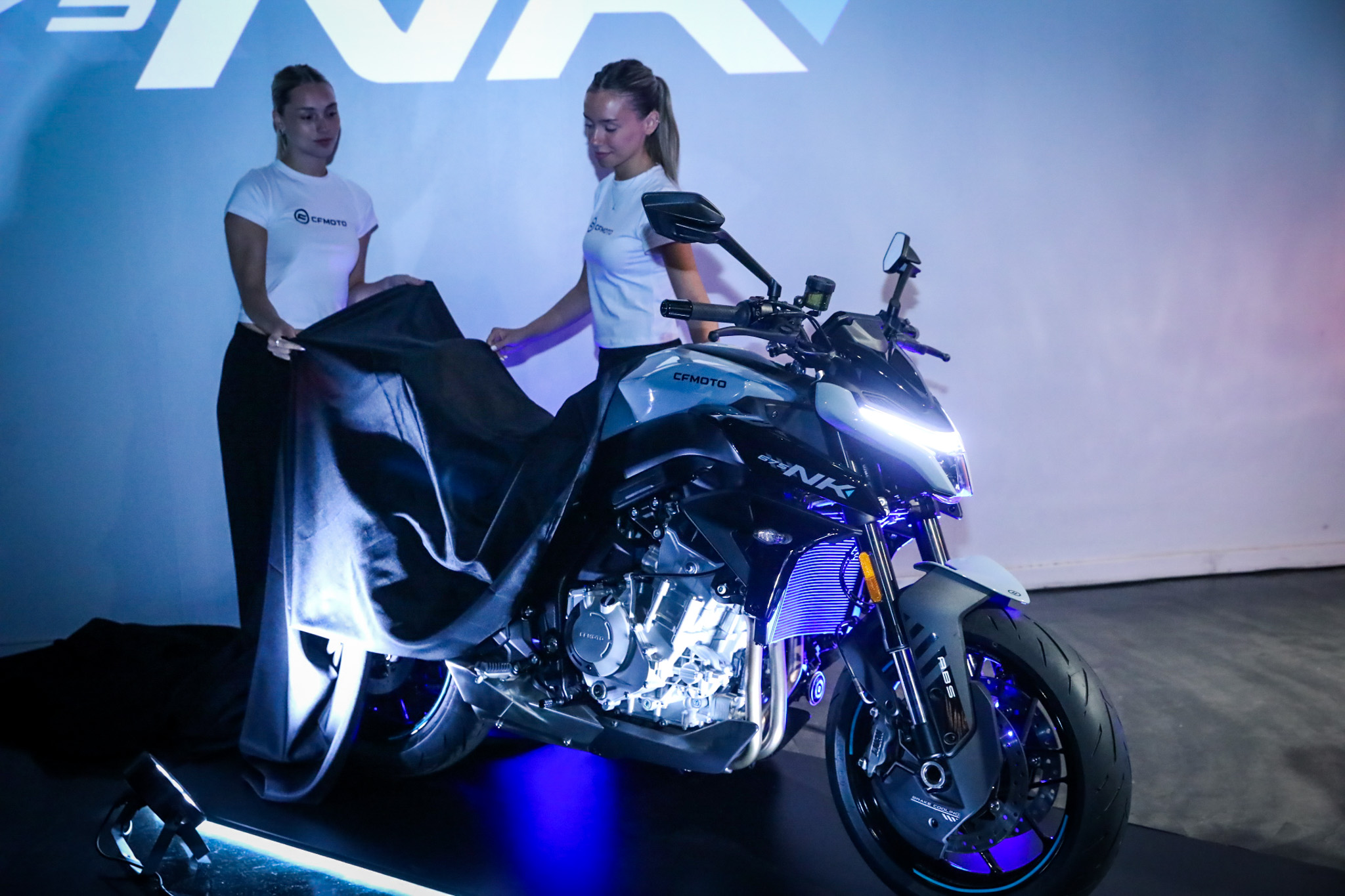 CFMoto marca territorio en Argentina con las 675SR-R y 675NK Dos asistentes descubren la CFMoto 675NK en su presentación en Argentina