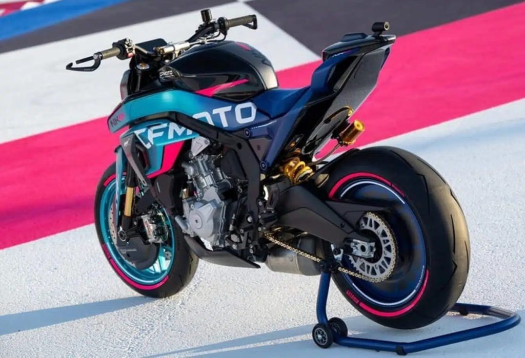 Vista trasera en perspectiva de una CFMoto 657NK GP para sobre