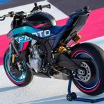 Vista trasera en perspectiva de una CFMoto 657NK GP para sobre