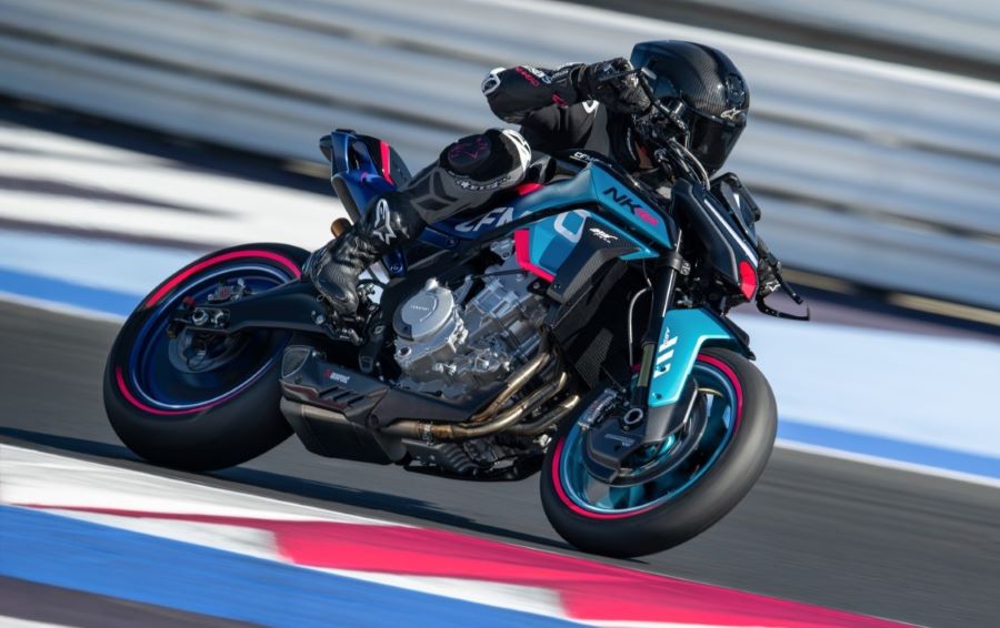 Una CFMoto 657NK GP gira a la izquierda en un circuito