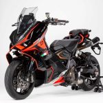 Italjet Dragster 459 Twin: violencia mecánica controlada Perspectiva delantera izquierda de un scooter Italjet Dragster 459 Twin SmartShift naranja y negro