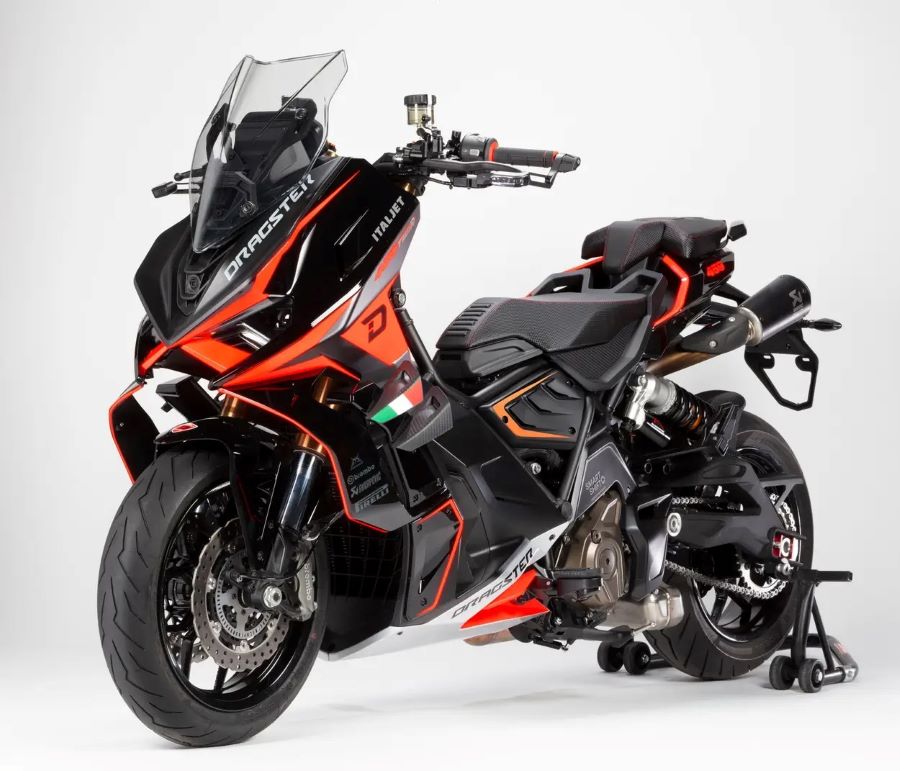 Perspectiva delantera izquierda de un scooter Italjet Dragster 459 Twin SmartShift naranja y negro