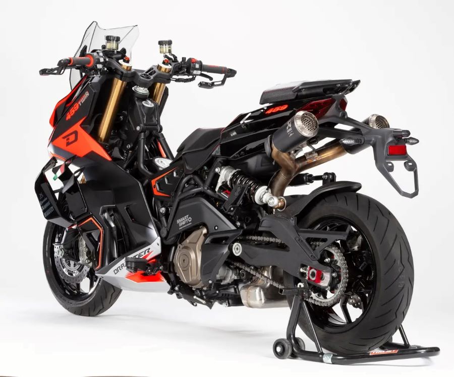 Italjet Dragster 459 Twin: violencia mecánica controlada Perspectiva trasera de un scooter Italjet Dragster 459 Twin SmartShift