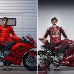 A cuadro repartido, Marc Márquez y Pecco Bagnaia posan con sus respectivas Panigale V2 MM93 y FB63