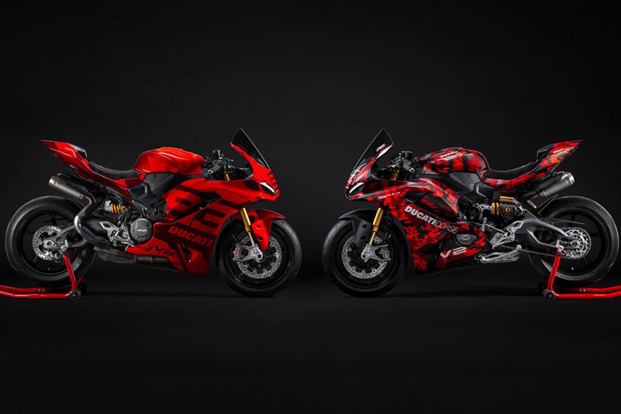 Panigale V2 MM93 y FB63, el costado más emocional de Ducati Las motos de las series limitadas Panigale V2 MM93 y FB63 dispuestas de manera enfrentada
