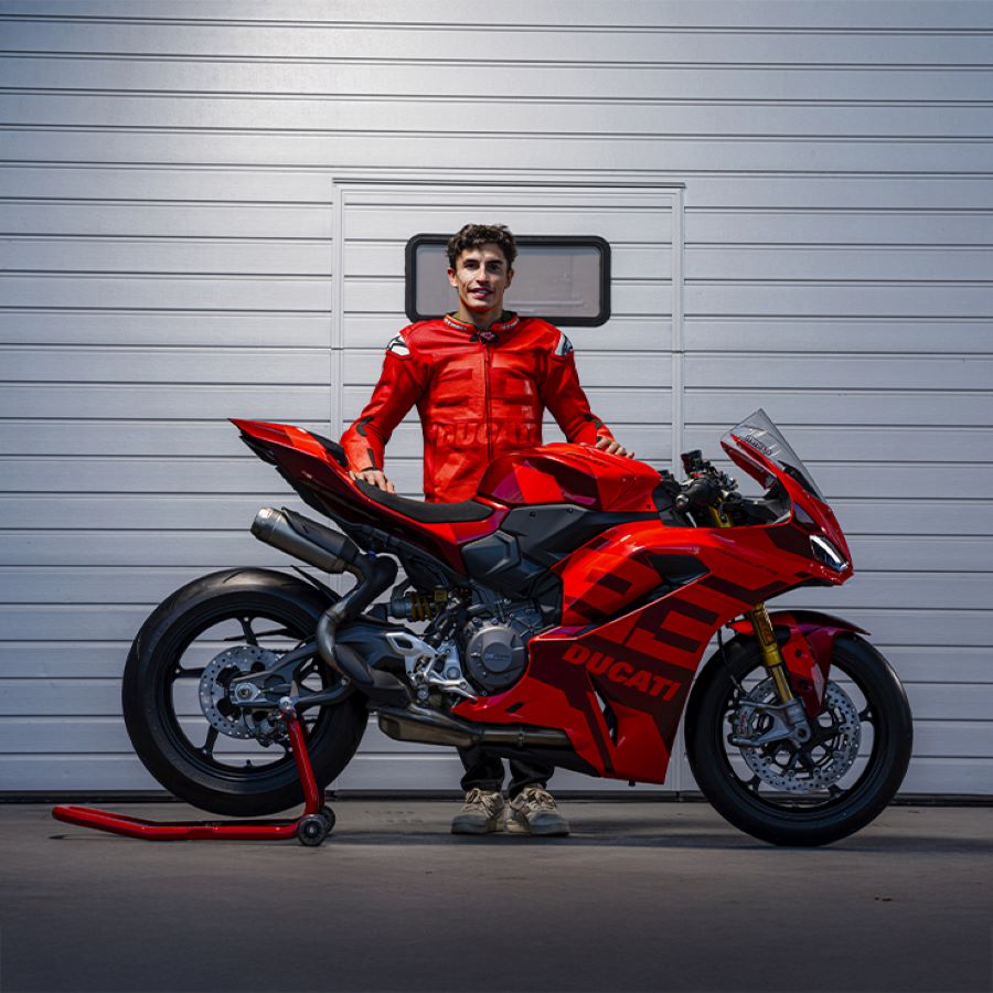 Panigale V2 MM93 y FB63, el costado más emocional de Ducati Márc Márquez parada detrás de su Panigale V2 MM93