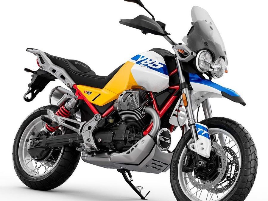 Una Moto Guzzi V85 TT con su nueva gráfica Giallo Wadi