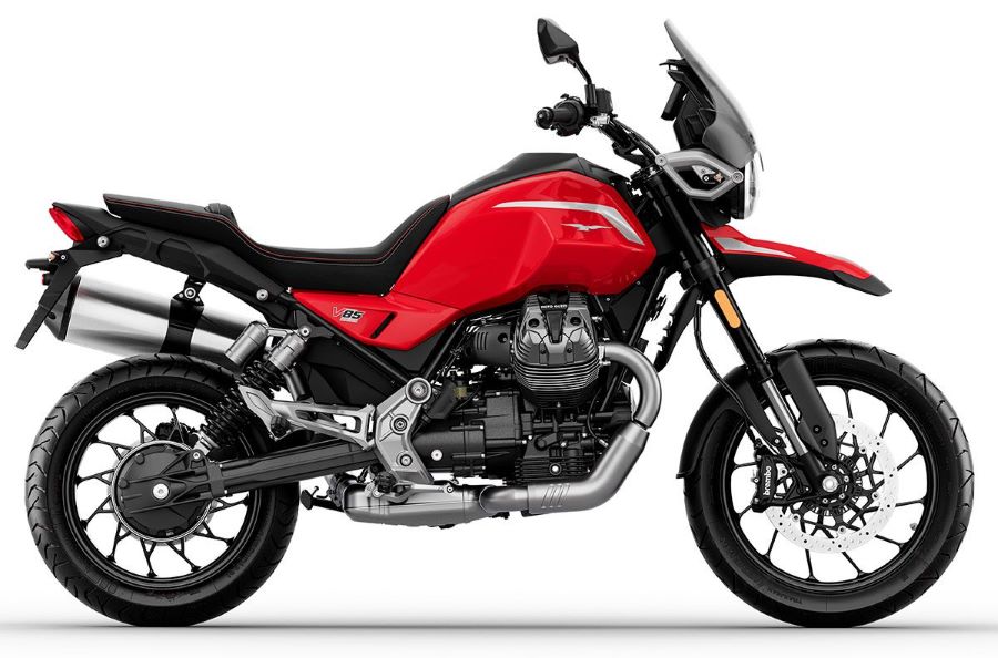 La Moto Guzzi V85 TT revela colores agresivos y audaces vista lateral derecha de una Moto Guzzi V85 Strada roja