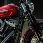Harley-Davidson Street Bob 2026: músculo puro, sin maquillaje Vista parcial de la parte delantera derecha de una Harley-Davidson Street Bob 2026 roja
