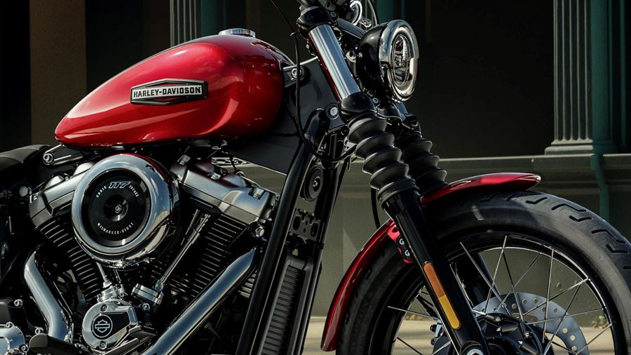 Vista parcial de la parte delantera derecha de una Harley-Davidson Street Bob 2026 roja