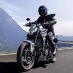 La Kove 350R llega a Argentina con potencia, peso y carácter Una moto Kove 350R circula por una ruta montañosa