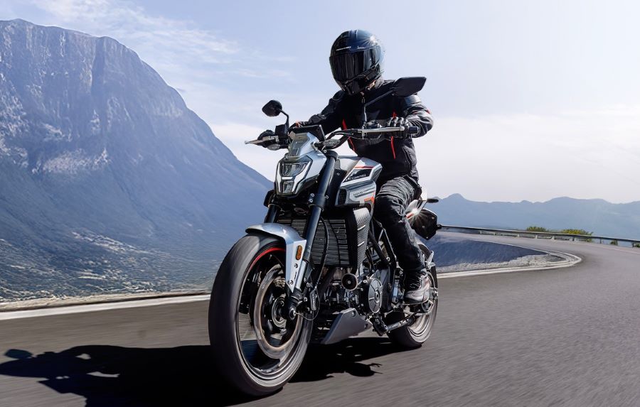 Una moto Kove 350R circula por una ruta montañosa