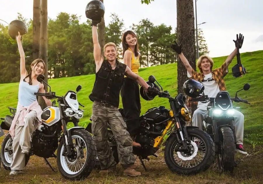 Letbe Flygon 125: off-road y ciudad en un solo modelo Un grupo de jóvenes saluda con efusividad sentados sobre tres motos Letbe Flygon 125 ABS 2026