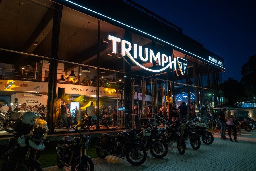 Vista de un local comercial de Triumph Argentina de noche