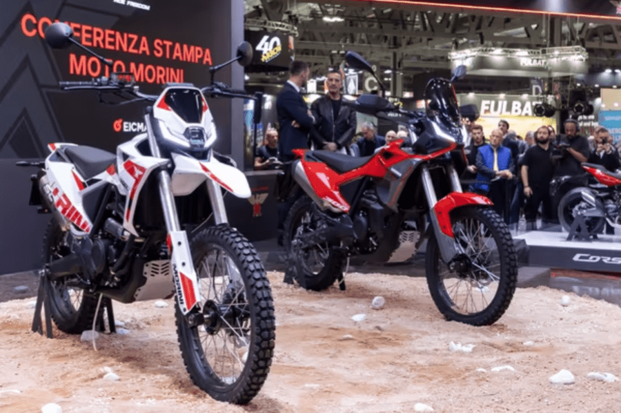 Dos ejemplares de la nueva Moto Morini Kanguro 300 Rally son exhibidos en el stand del EICMA 2025