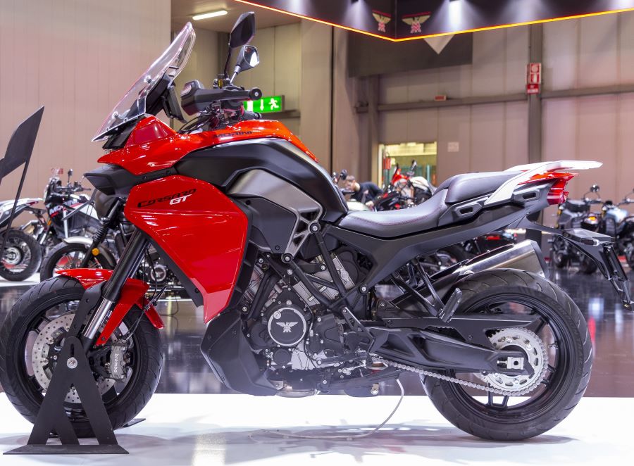 La Moto Morini Corsaro GT entra al touring con identidad propia Una Moto Morini corsaro GT 2026 roja expuesta en el Eicma 2026