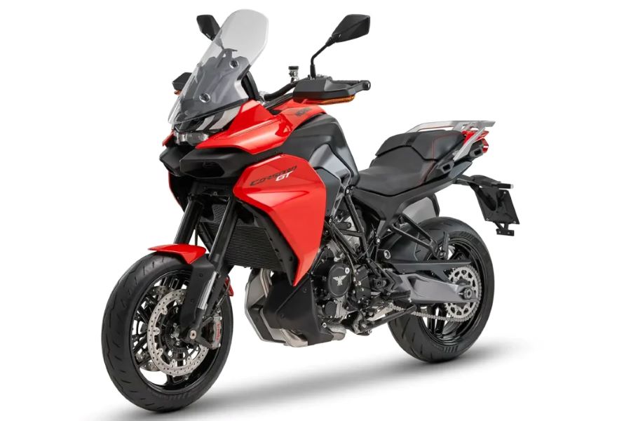 La Moto Morini Corsaro GT entra al touring con identidad propia Vista lateral izquierda en perspectiva de una Moto Morini Corsaro GT 2026 roja