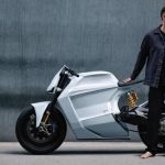 Joel Wengstrom junto a su creación, la moto Polestar Exö