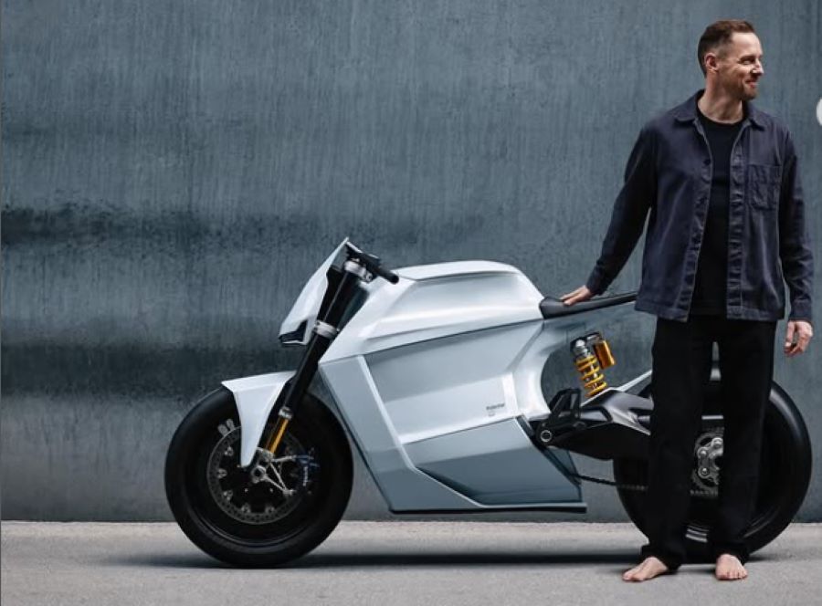 Joel Wengstrom junto a su creación, la moto Polestar Exö