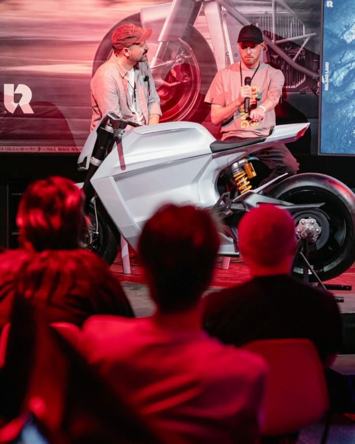 El diseñador sueco Joel Wengström explica en un conferencia como es su prototipo Polestar Exö con exoesqueleto