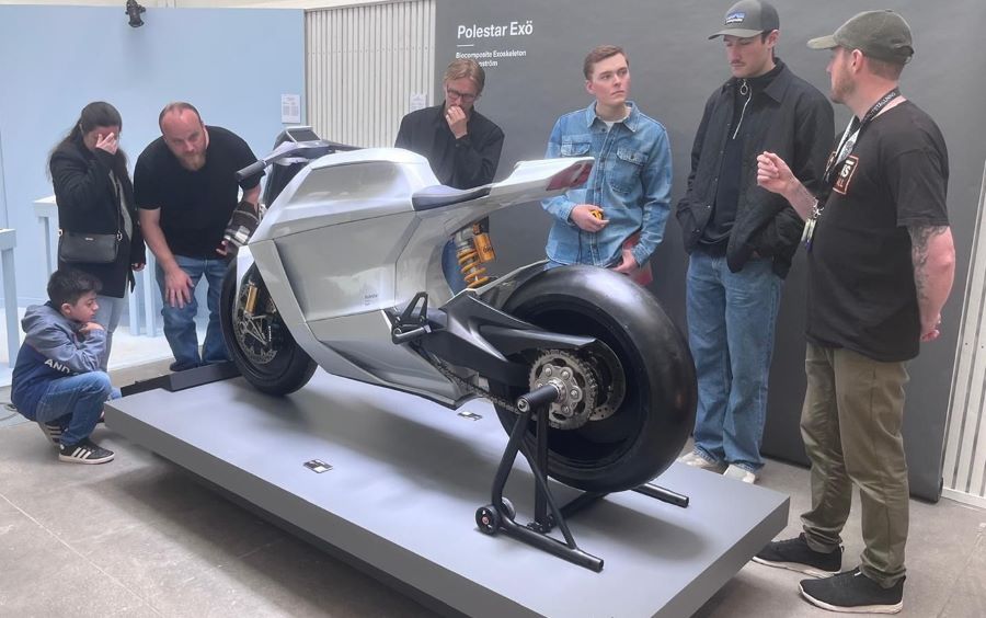 Un grupo de gente observa el prototipo Polestar Exö junto a su creador Joel Wengström