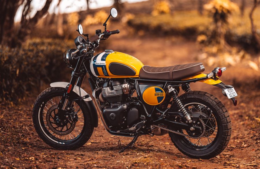 Una Royal Enfield Bear 650 Wild Honey Yellow en terreno