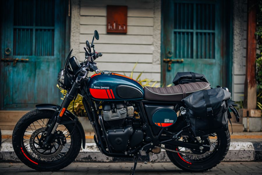 Vista lateral izquierda de una Royal Enfield Bear 650 azul con vivos rojos