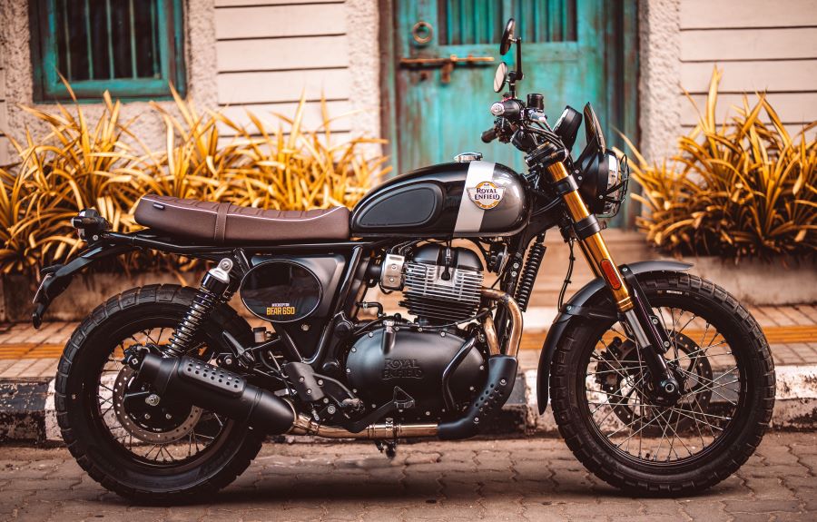 Royal Enfield Bear 650 estacionada delante una casona californiana